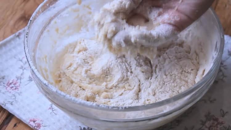 Para hacer pizza en el horno, amase la masa