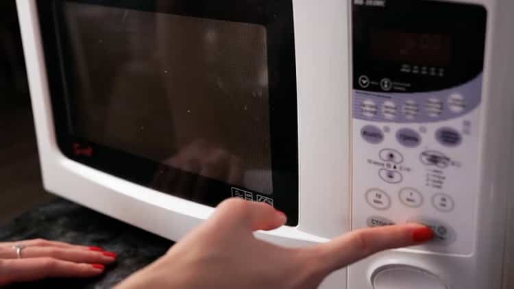 Ställ in önskat läge för att laga pizza i mikrovågsugnen