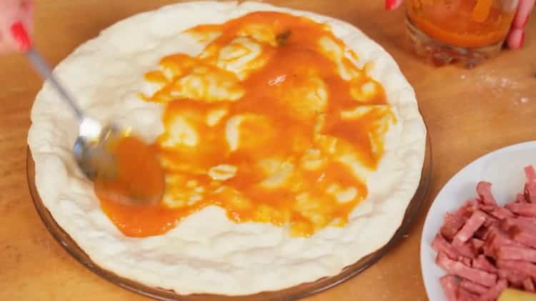 Förbered såsen på mikrovågspizza