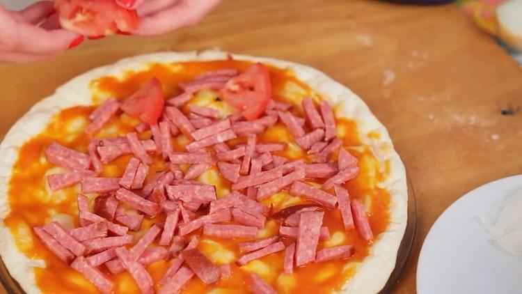 För att göra pizza i mikrovågsugn, lägg Eolbasu-såsen på den.