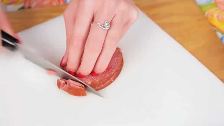 Bered ingredienserna för att förbereda pizza i mikrovågsugnen