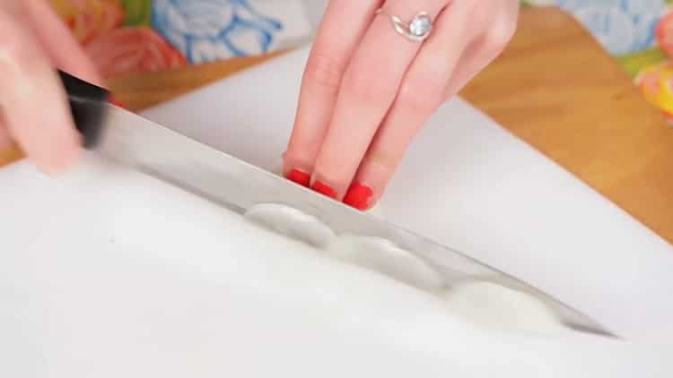 För att laga pizza i mikrovågsugn, hacka lök