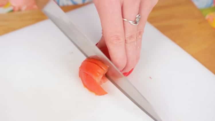 För att laga pizza i mikrovågsugn, hacka tomaterna