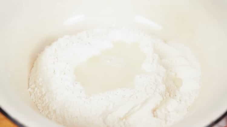 För att förbereda pizza i mikrovågsugn, förbered ingredienserna för degen.