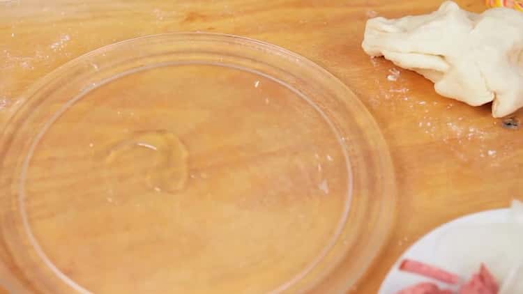 Förbered en form för mikrovågspizza