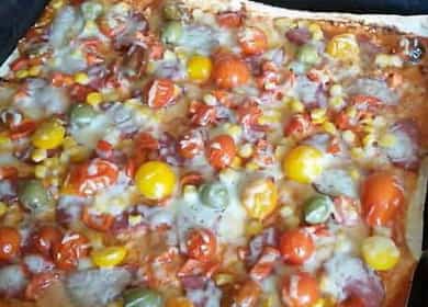 Pizza Lavash no forno de acordo com uma receita passo a passo com foto