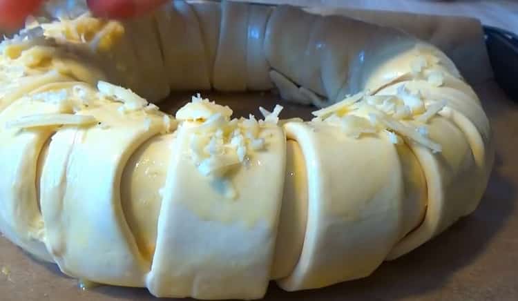 For at fremstille smørdeigpizza skal du overtrække rullen