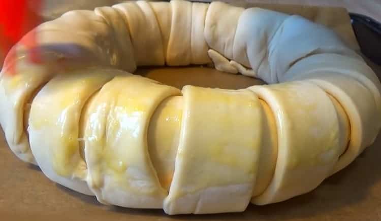 Forvarm ovnen for at fremstille smørdeigpizza