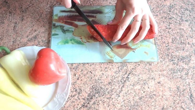 За да приготвите пица от бутер тесто във фурната, подгответе съставките