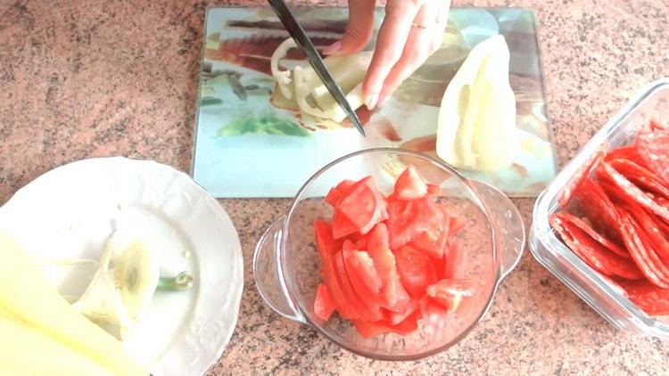 За да направите пица с бутер тесто във фурната, нарежете чушката