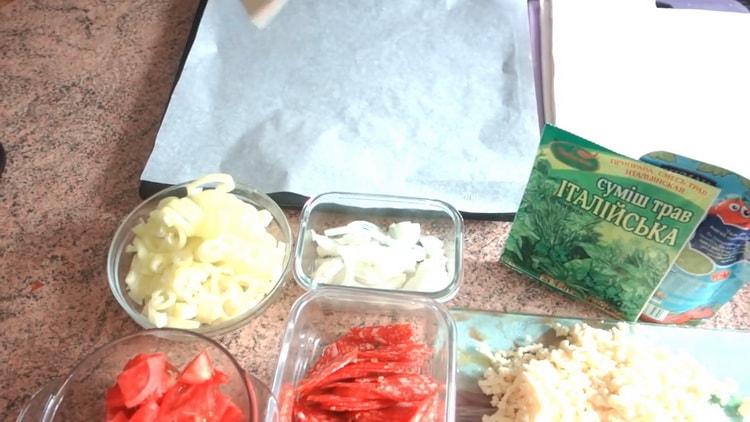 За да приготвите пица от бутер тесто във фурната, подгответе лист за печене