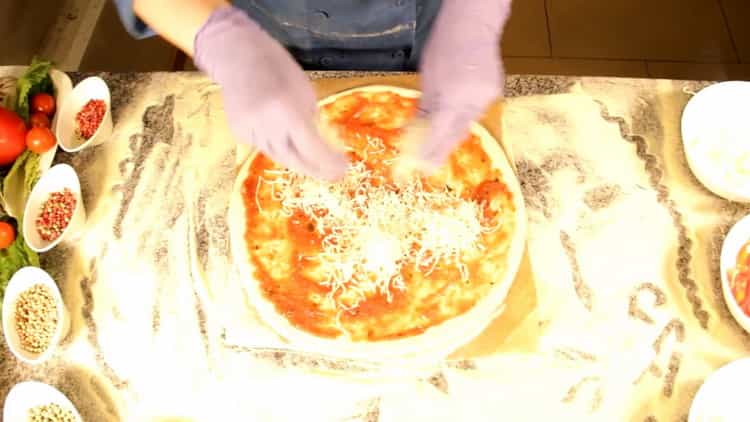 Chcete-li připravit pizzu carbonara, nastrouhejte sýr