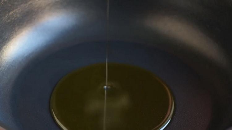 Para hacer pizza margherita, vierta la mantequilla en una sartén