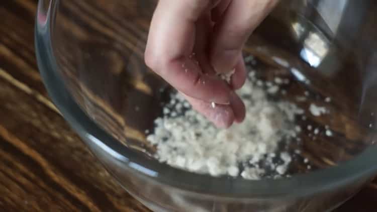 Para hacer pizza de margarita, prepare los ingredientes.