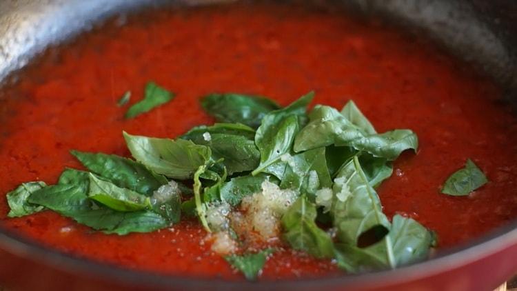 Para hacer pizza de margarita, prepara la salsa