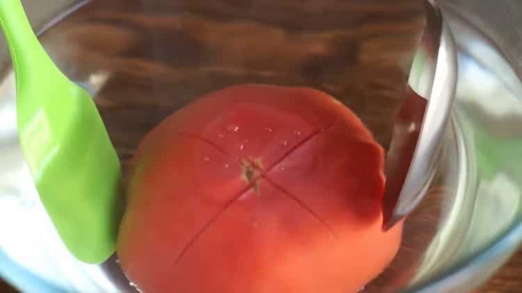 Para hacer pizza de margarita, blanquee un tomate