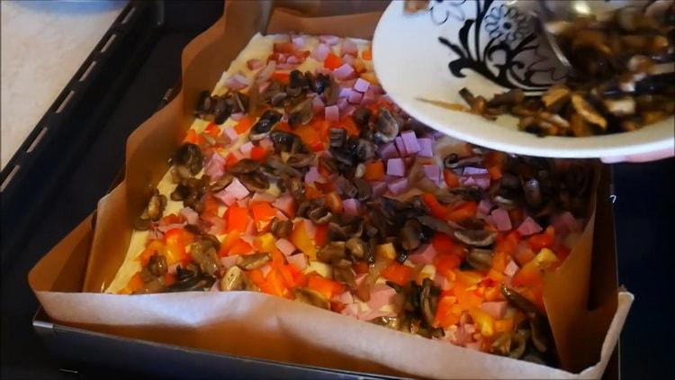 За да направите пица на тесто, поставете пълнежа върху тестото