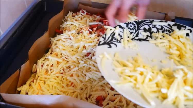 За да направите печена пица, настържете кашкавал