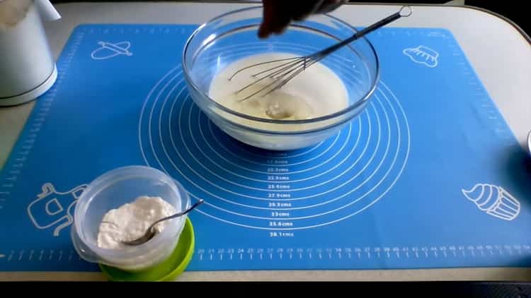 Kombiner ingredienserne for at lave kefirpizza i ovnen