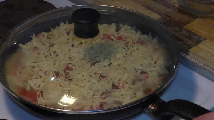 Pentru a face pizza într-o tigaie, acoperiți