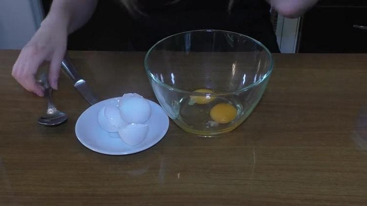 Pentru a prepara pizza într-o tigaie, pregătiți ingredientele