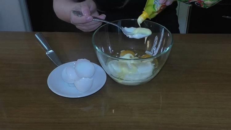 Adăugați maioneză pentru a face pizza într-o tigaie