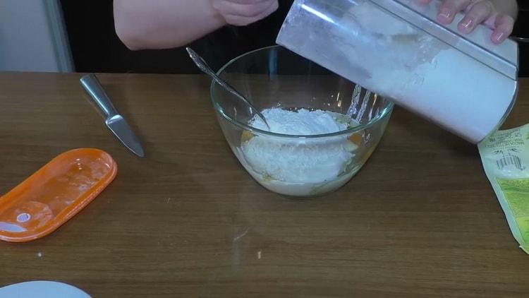 Adăugați făina pentru a face pizza într-o tigaie