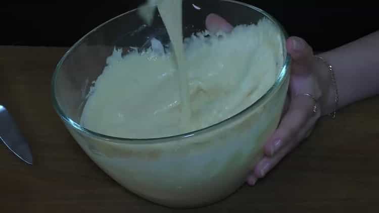 Pentru a face pizza într-o tigaie, amestecați ingredientele.