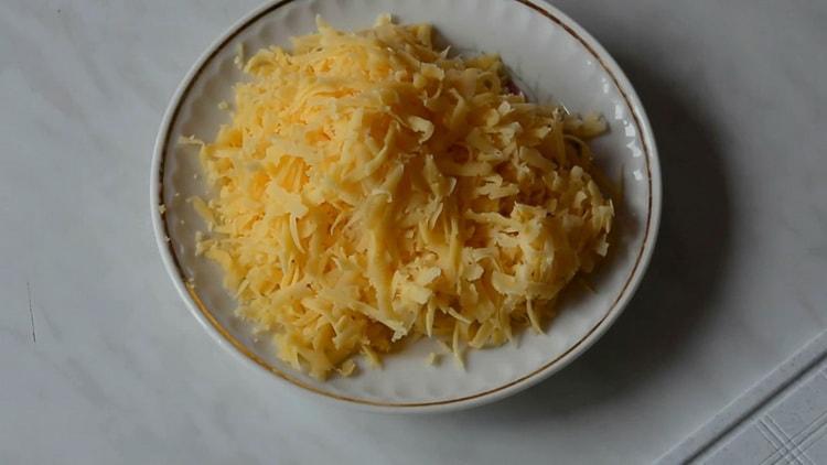 Pentru a face pizza pe produse de patiserie cu puf, prindeți brânza