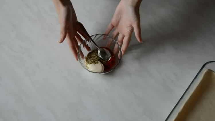 Pentru a pregăti pizza pe patiserie cu puf, pregătiți umplutura