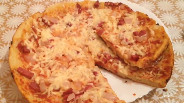 пица на заквасена сметана и майонеза в тиган е готова