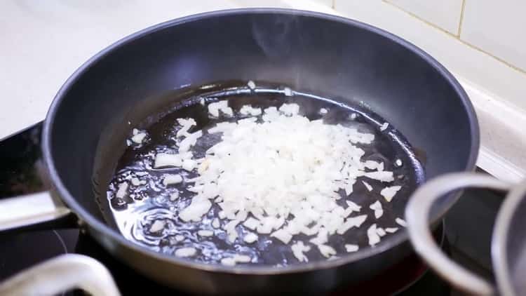 Pentru a face o plăcintă cu pizza, prăjiți ceapa