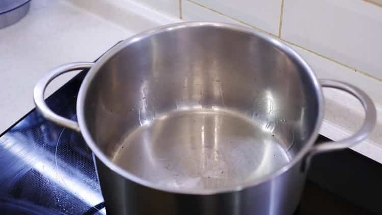 Pentru a face o plăcintă cu pizza, pregătiți bucatele