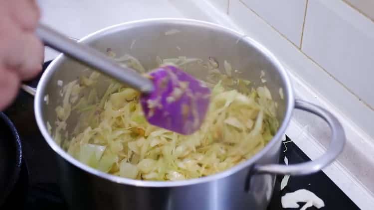 Pentru a face o plăcintă cu pizza, feliați-o