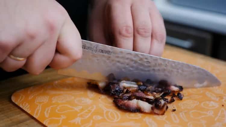 Pentru a face o plăcintă cu pizza, toacă slănină