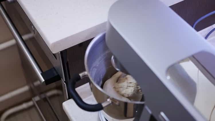 Pentru a face plăcintă cu pizza, frământați ingredientele