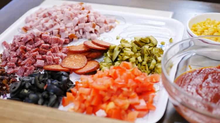 Pentru a face o plăcintă cu pizza, împărțiți umplutura