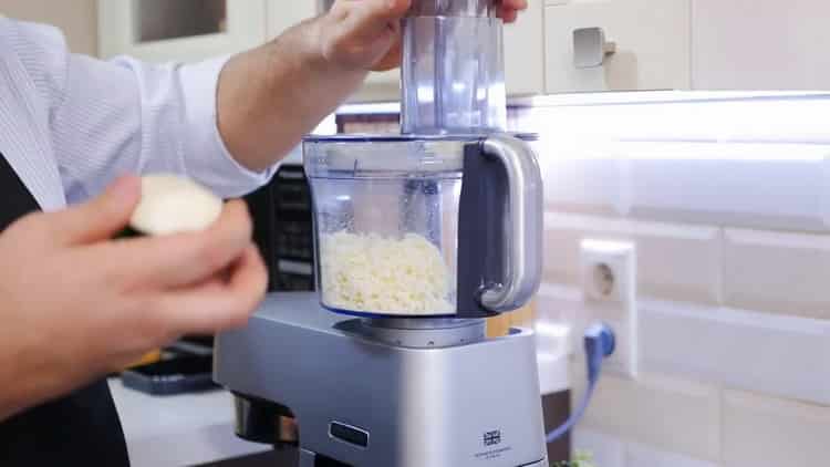 Pentru a face o plăcintă cu pizza, prăjiți brânza