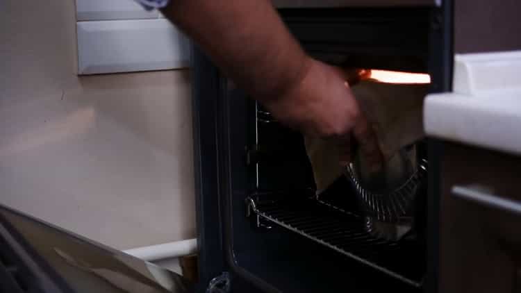 Pentru a face plăcinta cu pizza, pune aluatul deoparte