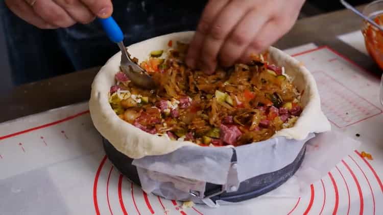 Pentru a face o plăcintă cu pizza, amestecați umplutura