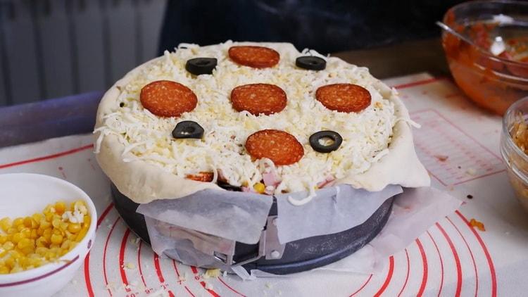 Pentru a face o plăcintă cu pizza, întindeți stratul superior