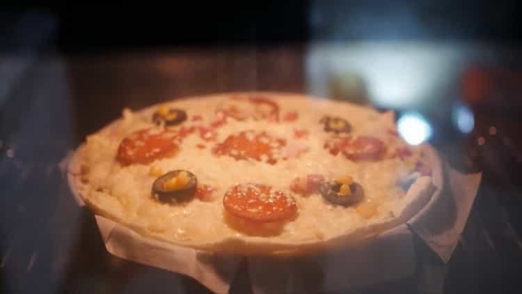 Pentru a face o plăcintă cu pizza,