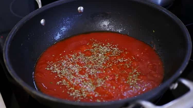 Pentru a face plăcintă cu pizza, adăugați condimente