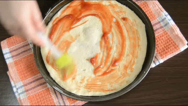 Pentru a face pizza cu slănină, ungeți forma cu o roșie