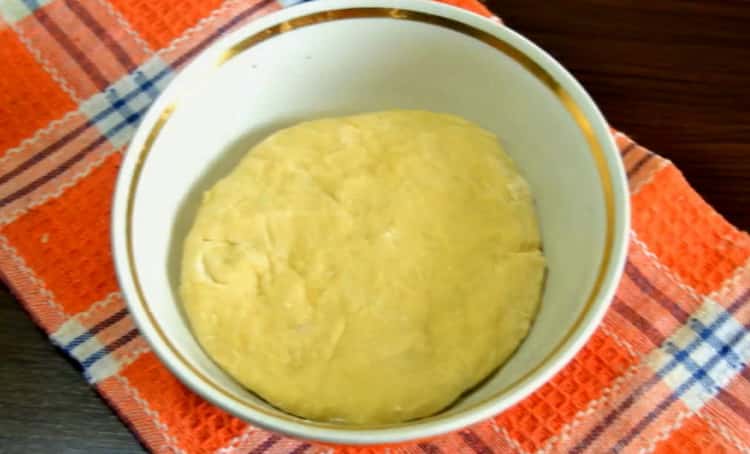 Pentru a face pizza cu slănină, frământați aluatul.