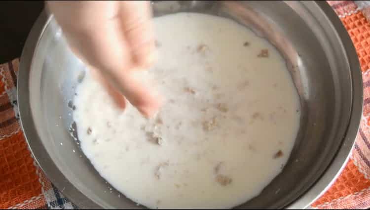 Pentru a face pizza cu slănină, pregătiți ingredientele