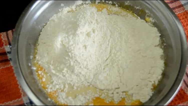 Pentru a face pizza cu slănină, adăugați făină