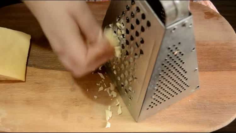 Pentru a face pizza cu slănină, prăjiți brânza