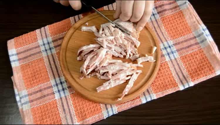 Pentru a face pizza cu slănină, toacă slănină