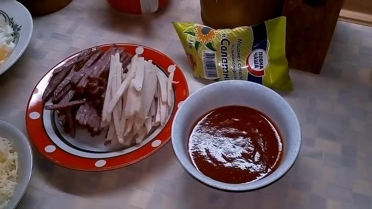 Para hacer pizza con champiñones y queso, prepare la salsa